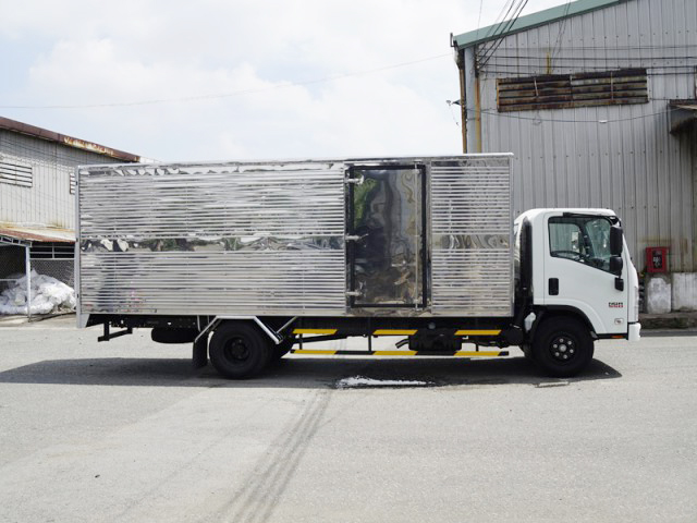 xe-tai-isuzu-5-5-tan-thung-kin-nqr75me4-2 xe-tai-isuzu-5-5-tan-thung-kin-nqr75me4-2