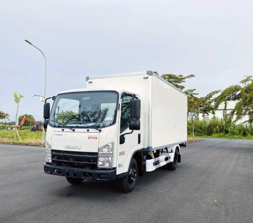 xe-tai-isuzu-qkr270-dau-vuong-thung-bao-on-2-4-tan-1 (1) xe-tai-isuzu-qkr270-dau-vuong-thung-bao-on-2-4-tan-1 (1)