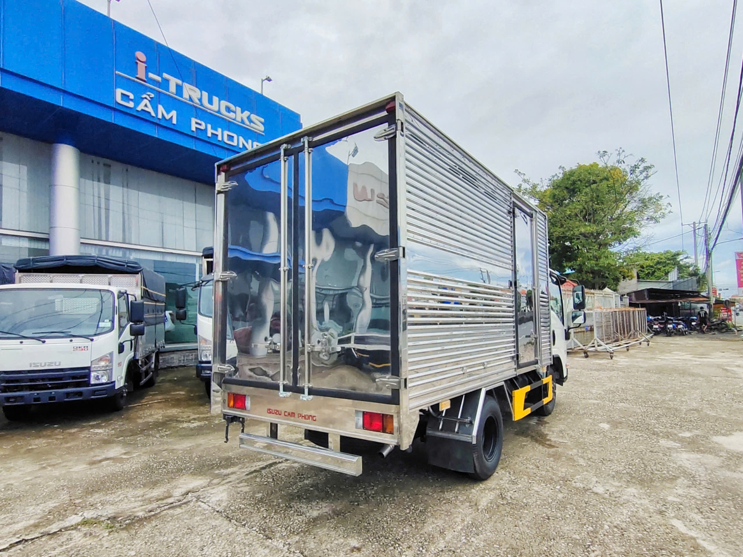 isuzu-qlr230-thung-kin-tieu-chuan-co-san-tai-isuzu-cam-phong-soc-trang-1-1 (4) isuzu-qlr230-thung-kin-tieu-chuan-co-san-tai-isuzu-cam-phong-soc-trang-1-1 (4)