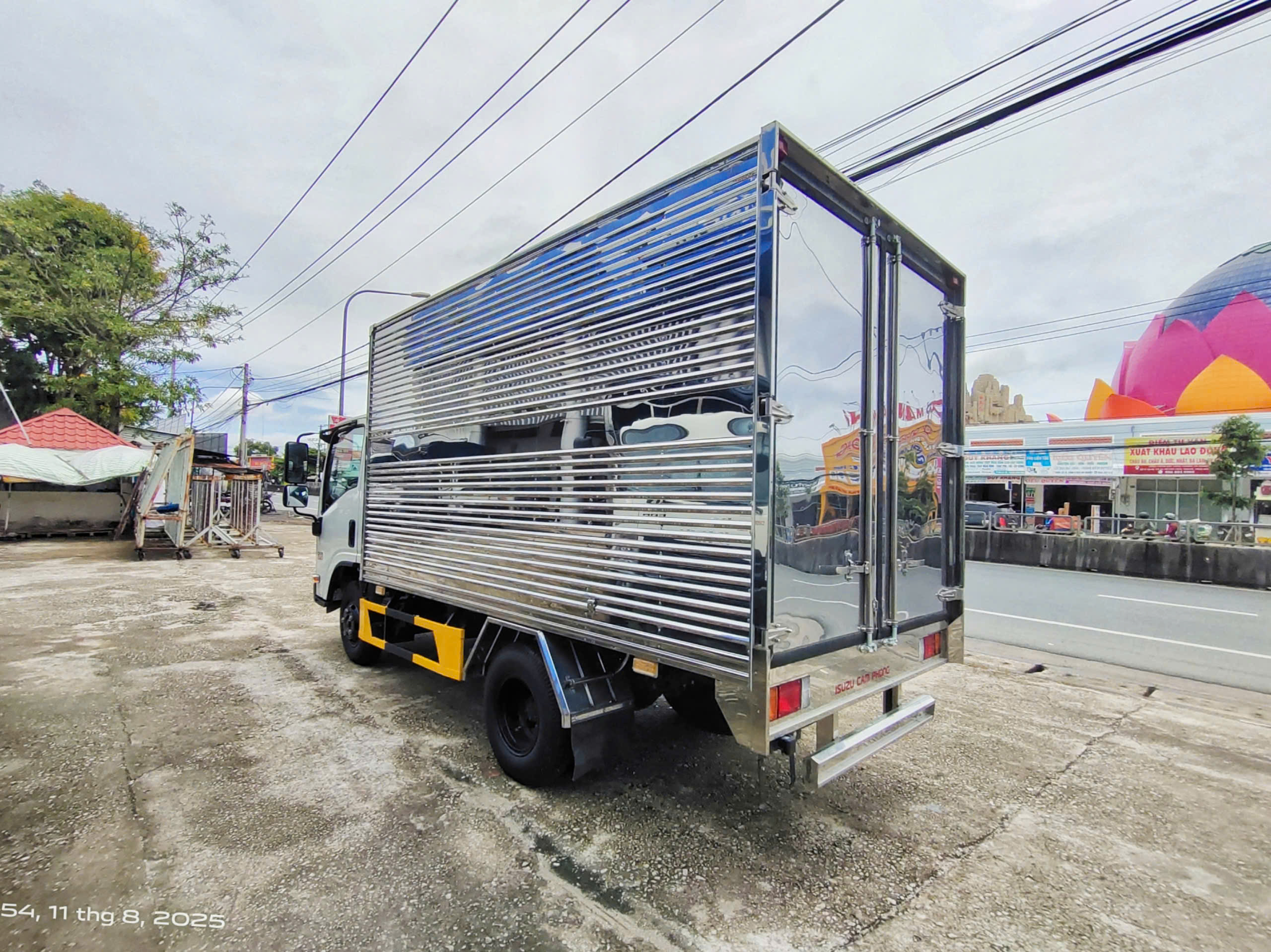 isuzu-qlr230-thung-kin-tieu-chuan-co-san-tai-isuzu-cam-phong-soc-trang-1-1 (5) isuzu-qlr230-thung-kin-tieu-chuan-co-san-tai-isuzu-cam-phong-soc-trang-1-1 (5)