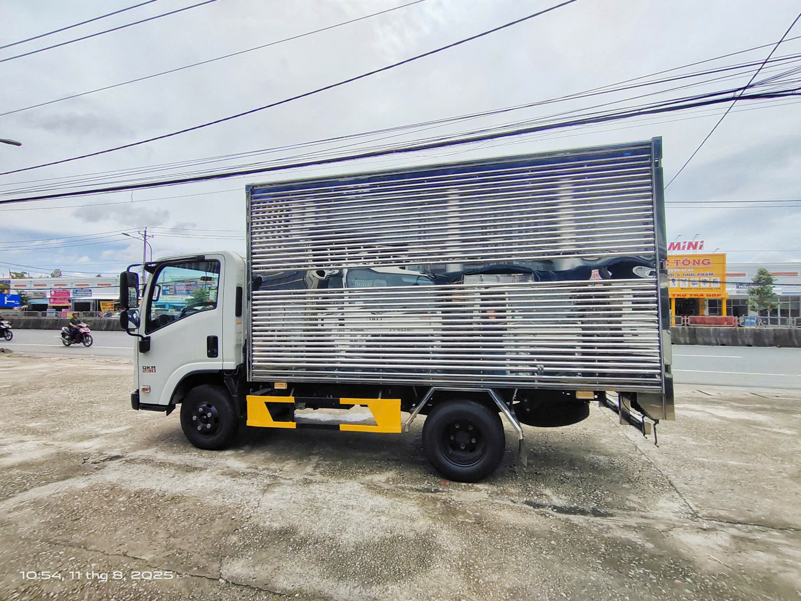 isuzu-qlr230-thung-kin-tieu-chuan-co-san-tai-isuzu-cam-phong-soc-trang-1-1 (6) isuzu-qlr230-thung-kin-tieu-chuan-co-san-tai-isuzu-cam-phong-soc-trang-1-1 (6)