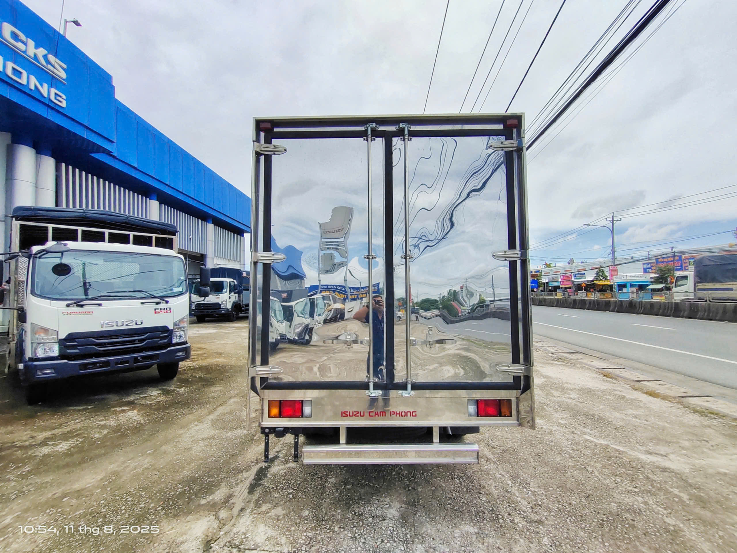 isuzu-qlr230-thung-kin-tieu-chuan-co-san-tai-isuzu-cam-phong-soc-trang-1-1 (7) isuzu-qlr230-thung-kin-tieu-chuan-co-san-tai-isuzu-cam-phong-soc-trang-1-1 (7)