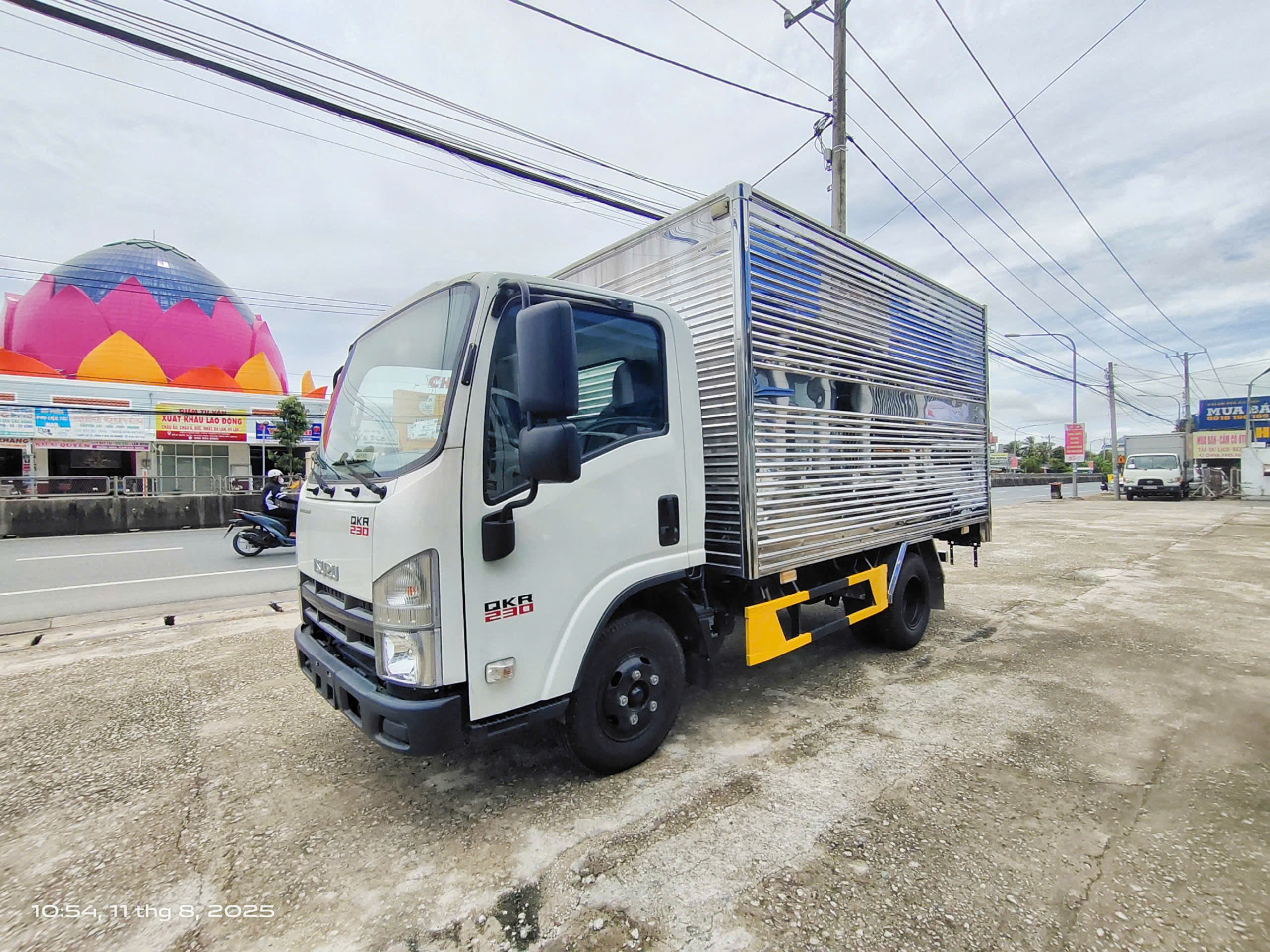 isuzu-qlr230-thung-kin-tieu-chuan-co-san-tai-isuzu-cam-phong-soc-trang-1-1 (9) isuzu-qlr230-thung-kin-tieu-chuan-co-san-tai-isuzu-cam-phong-soc-trang-1-1 (9)