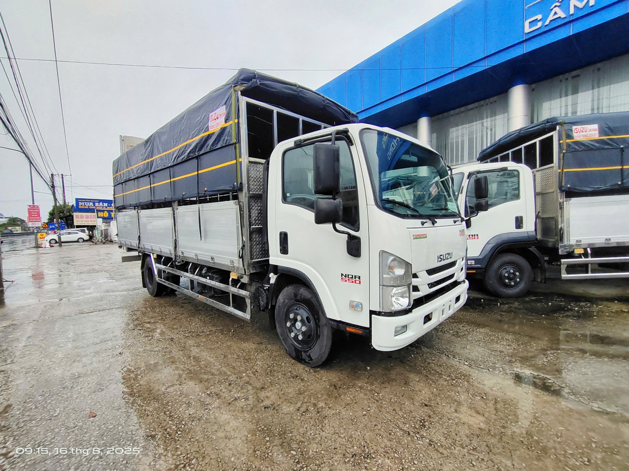 isuzu-nqr75me5-thung-mui-bat-nhom-hop-tai-cho-5-6-tan-tai-isuzu-soc-trang-1 (1)